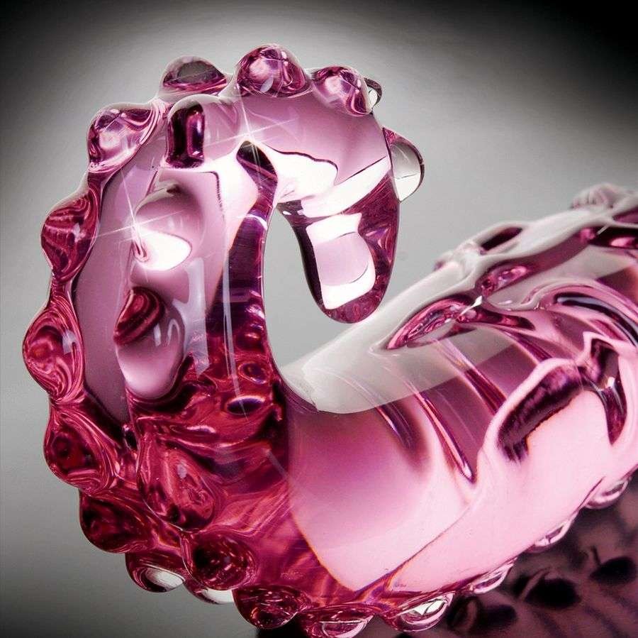 Fallo in Vetro Soffiato Rosa Trasparente con Rilievi Artistici e Coda