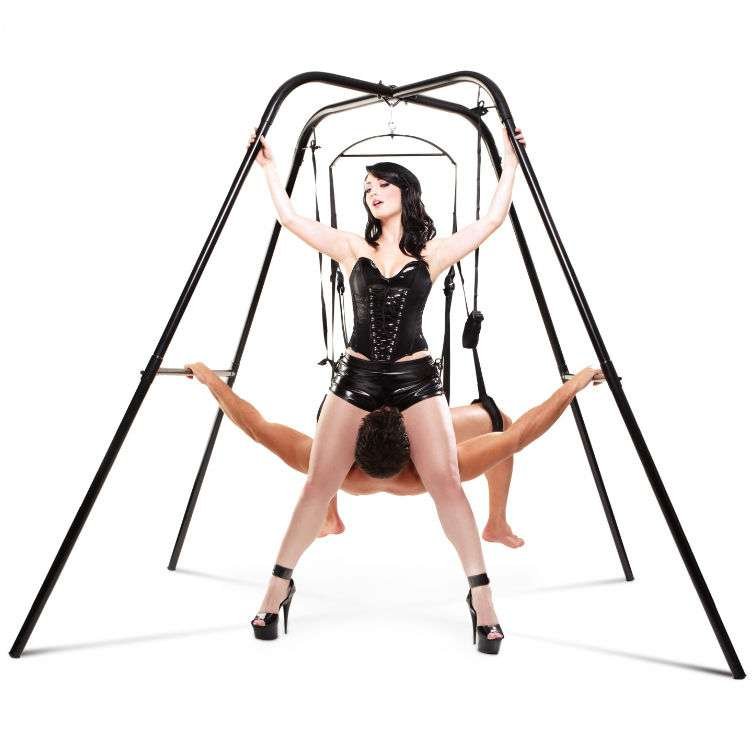 Supporto autoportante per swing bondage stabile e versatile. Stand fino a 180 kg, facile da montare. Parco giochi BDSM robusto e regolabile senza fori. Struttura in acciaio con bondage loops per massimo comfort. Swing professionale con trasporto facile